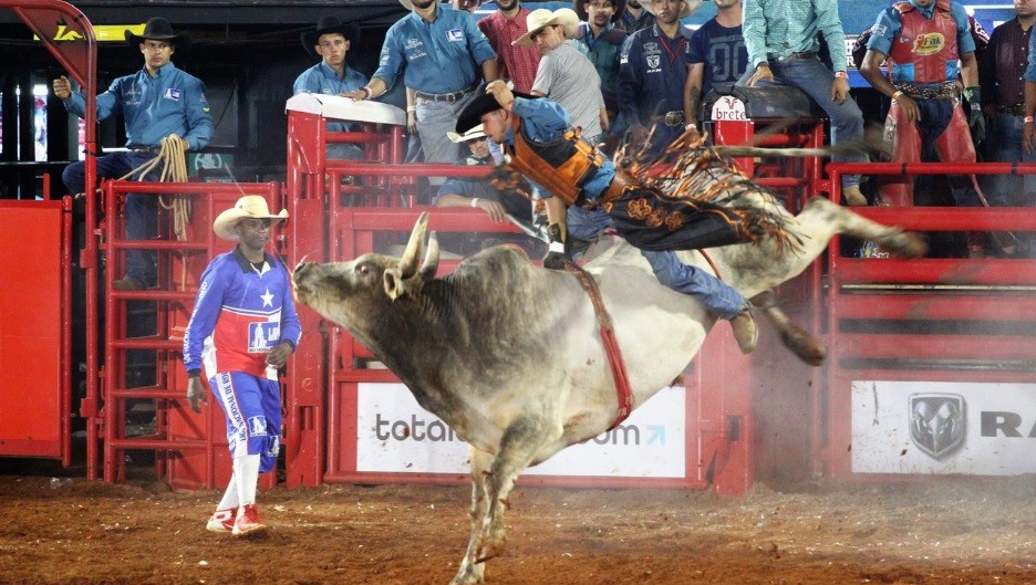 Peão de Ipameri, GO, vence segunda noite de montaria do Rodeio  Internacional em Barretos, Festa do Peão de Barretos 2023