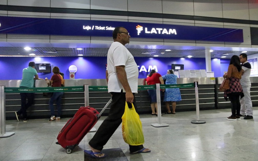 Desempregado desde 2012, Seu Zeca dorme no Aeroporto do Recife â€” Foto: Marlon Costa/Pernambuco Press