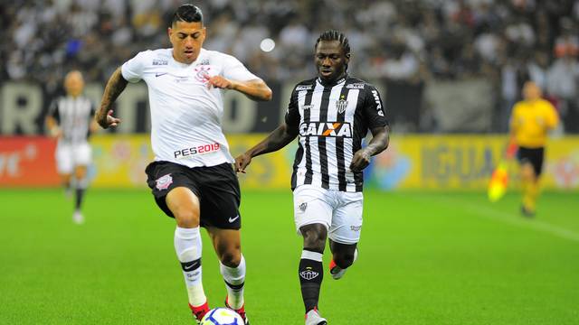 Ralf e CharÃ¡ durante a partida em Itaquera