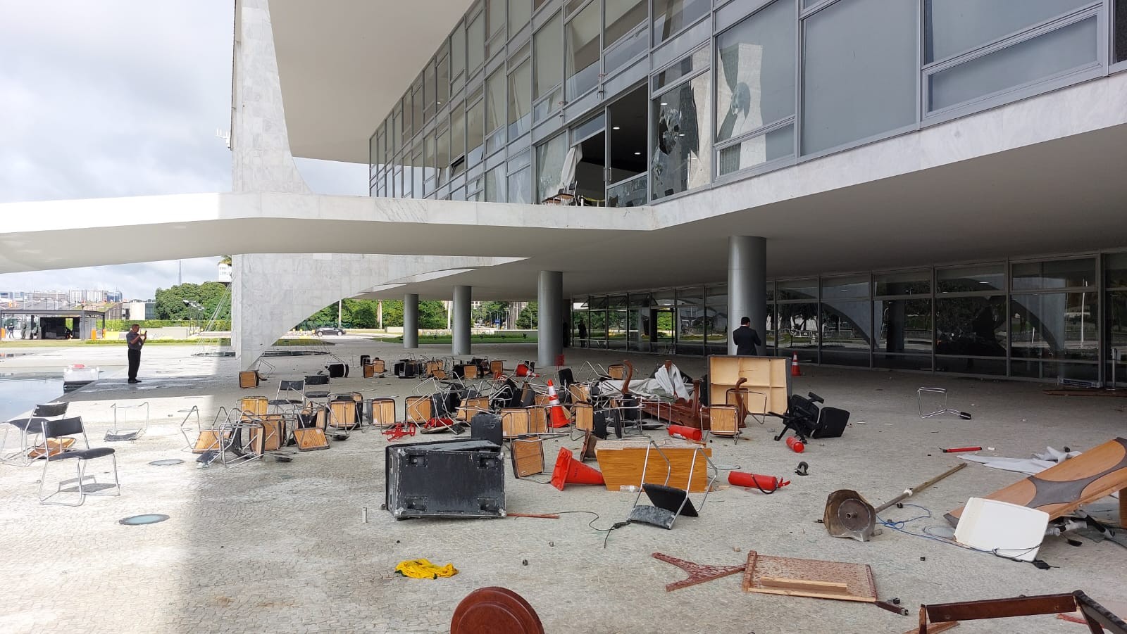 Cadeiras jogadas e vidros quebrados no Palácio do Planalto — Foto: Bruno Góes/Agência O Globo