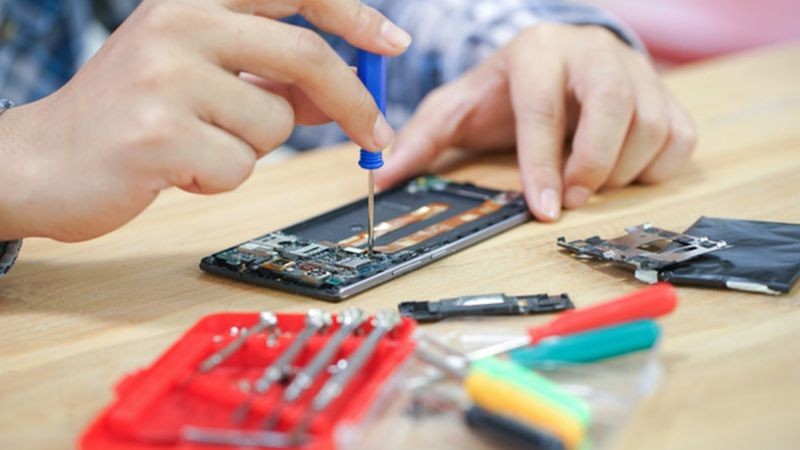 Os fabricantes de dispositivos alertam que reparos independentes não supervisionados podem levar a problemas de segurança e proteção (Foto: Getty Images via BBC News)