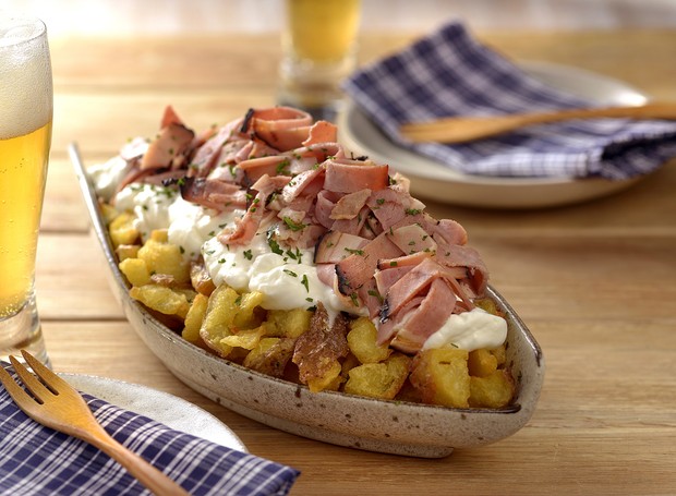 Batatas gourmet com presunto alemão e creme azedo (Foto: Hans/Divulgação)