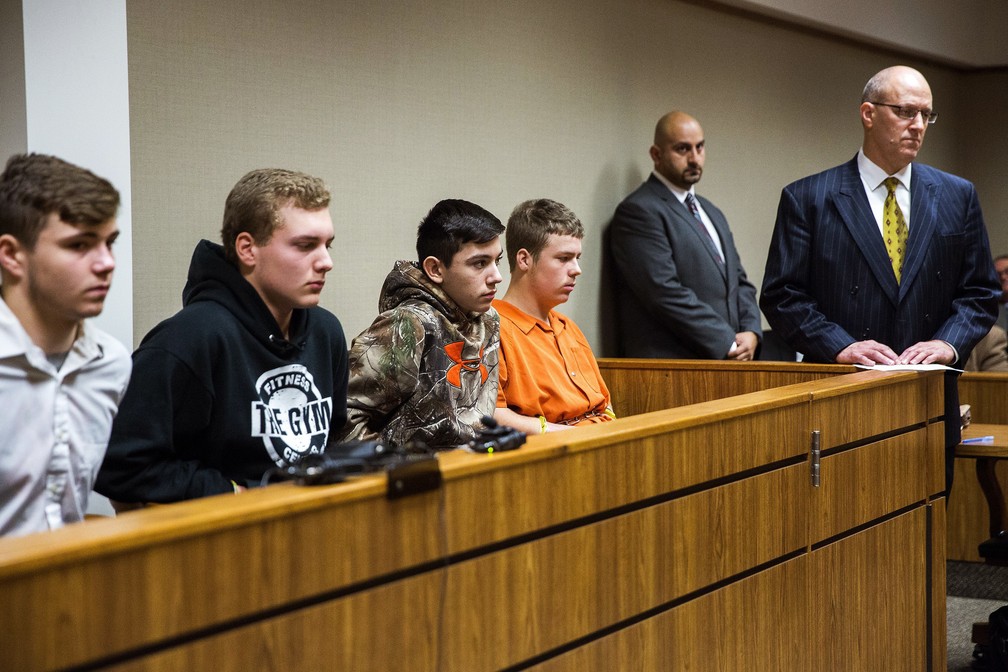 Trevor Gray, 15 anos, Alexzander Miller, 15 anos, Mikadyn Payne, 16 anos, e Kyle Anger, de 17 anos, se apresentam em tribunal nesta terça-feira (24) (Foto: Terray Sylvester /The Flint Journal-MLive.com via AP)