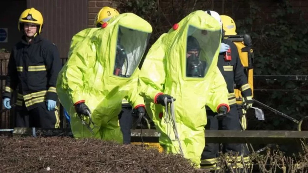 Oficiais especializados em a��es de prote��o contra agentes contaminantes investigam local onde Sergei e Yulia Skripal foram encontrados � Foto: BBC