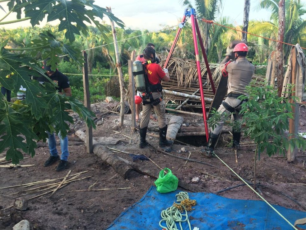 Corpo de Bombeiros resgata corpo de crianÃ§a e adolescente em poÃ§o â?? Foto: DivulgaÃ§Ã£o/Corpo de Bombeiros