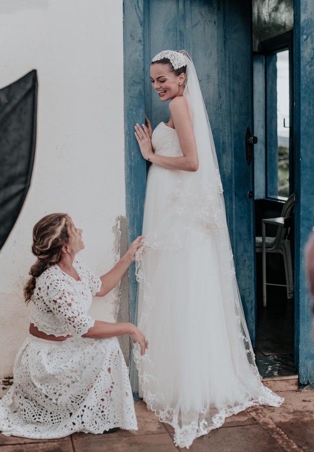 Barbara Fialho em seu vestido de noiva assinado pelo Ateliê Ley Lopes  (Foto: reprodução/Instagram)