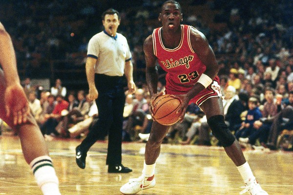 Michael Jordan em jogo na NBA na década de 1980 (Foto: getty)