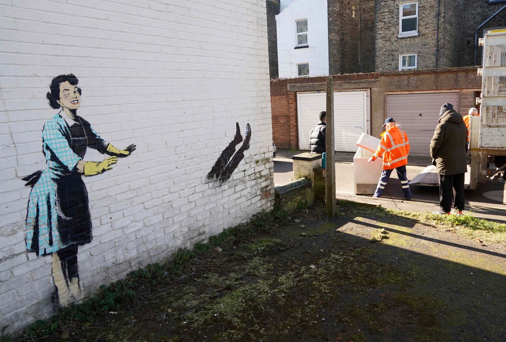 Funcionários retiram freezer que fazia parte de mural de Banksy — Foto: William Edwards/AFP