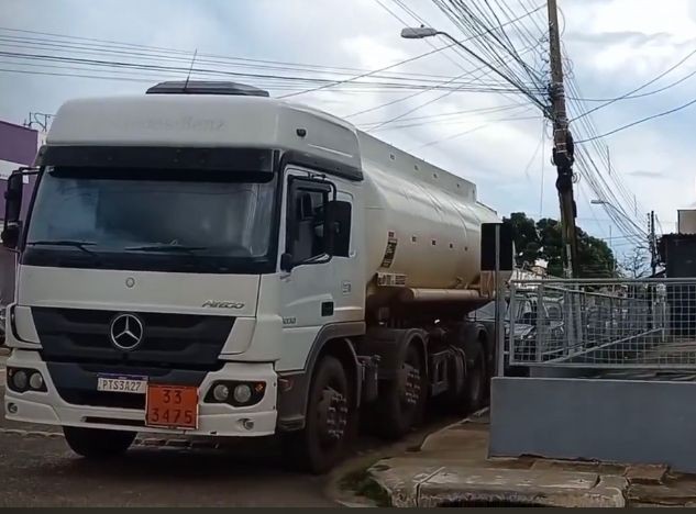 Mais de 20 mil litros de combustível são roubados de caminhão-tanque na BR-010; motorista foi feito de refém 