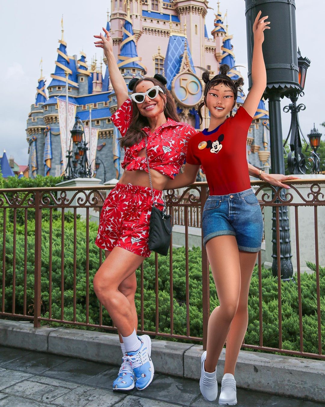 Satiko e Sabrina Sato posam na Disney (Foto: Reprodução Instagram)