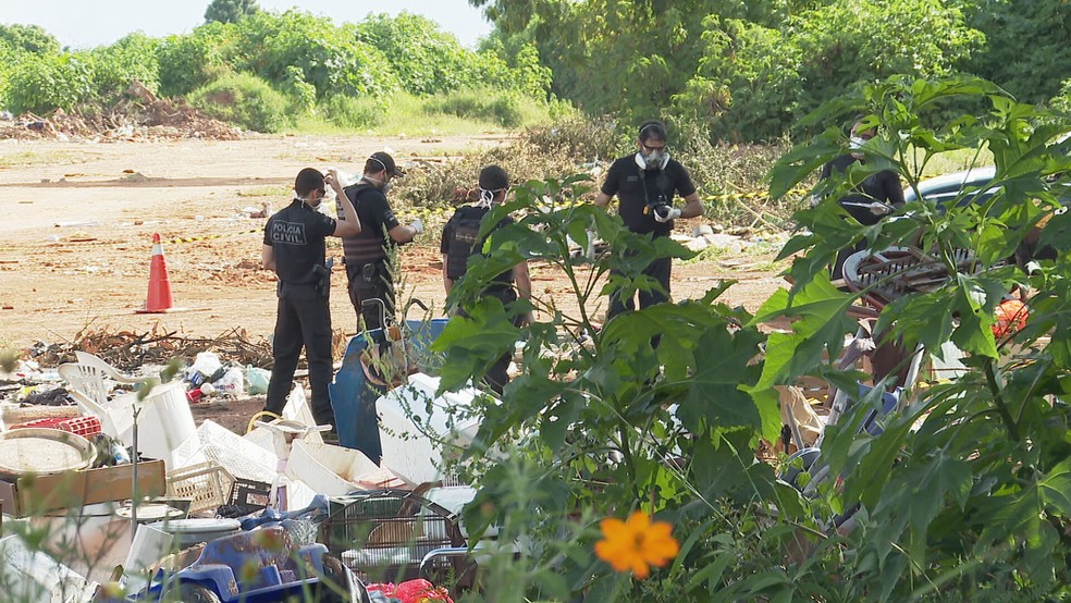 Agentes fazem perícia em lixão onde corpo foi encontrado, no Itapoã — Foto: TV Globo/Reprodução
