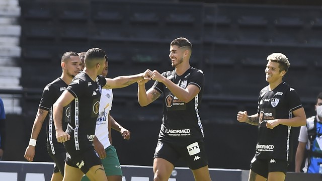 Botafogo comemora gol contra Cabofriense