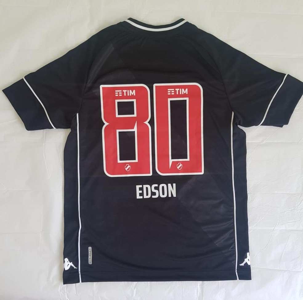 Camisa preta veio com o nome de Edson e o n�mero 80, idade do Rei � Foto: Divulga��o