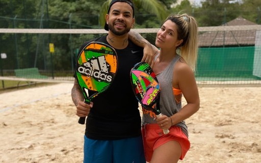 Dani Souza e Dentinho se divertem em partida de tênis de praia