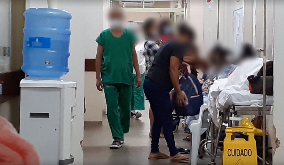 Pacientes da obstetrícia em corredor do Hospital Santa Catarina em Natal  — Foto: Reprodução/Inter TV Cabugi