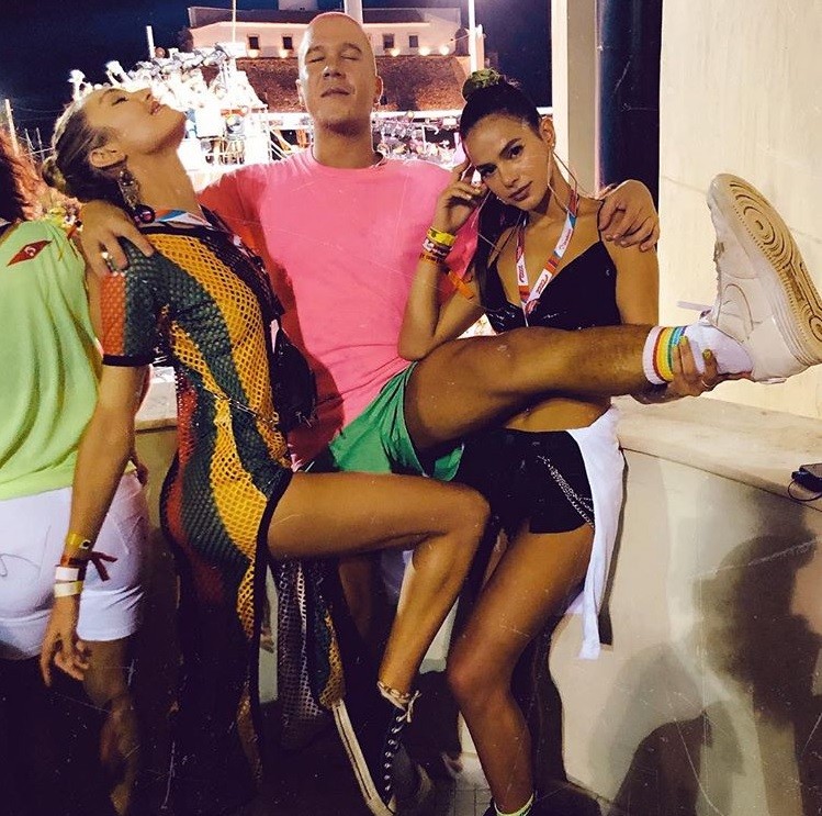 Candice Swanepoel curte carnaval ao lado de Bruna Marquezine (Foto: Reprodução/ Instagram)