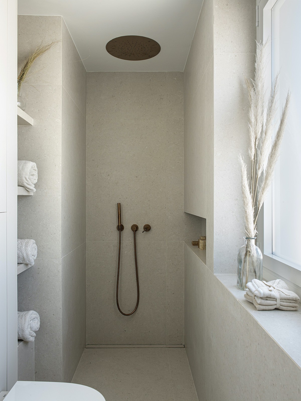 BANHEIRO | Os metais em cobre trazem um ar de sofisticação para o banheiro do morador (Foto: Divulgação / Montse Garriga Grau)