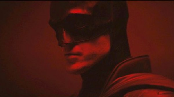 O ator Robert Pattinson com o uniforme do herói Batman nas primeiras imagens do próximo filme do personagem (Foto: Reprodução)