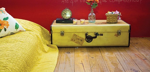 Mesa cabeceira - baú: como o colchão fica no chão, é possível utilizar um baú, que é uma peça rasteira, como mesa de cabeceira (Foto: Casa e Jardim)