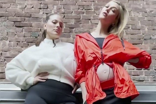 A modelo Karlie Kloss exibindo sua barriguinha de grávida ao lado da colega de profissão Ashley Graham (Foto: Instagram)