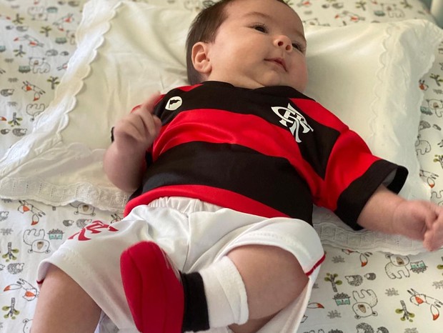 Clara, filha de Tatá Werneck com o uniforme do Flamengo  (Foto: Reprodução)