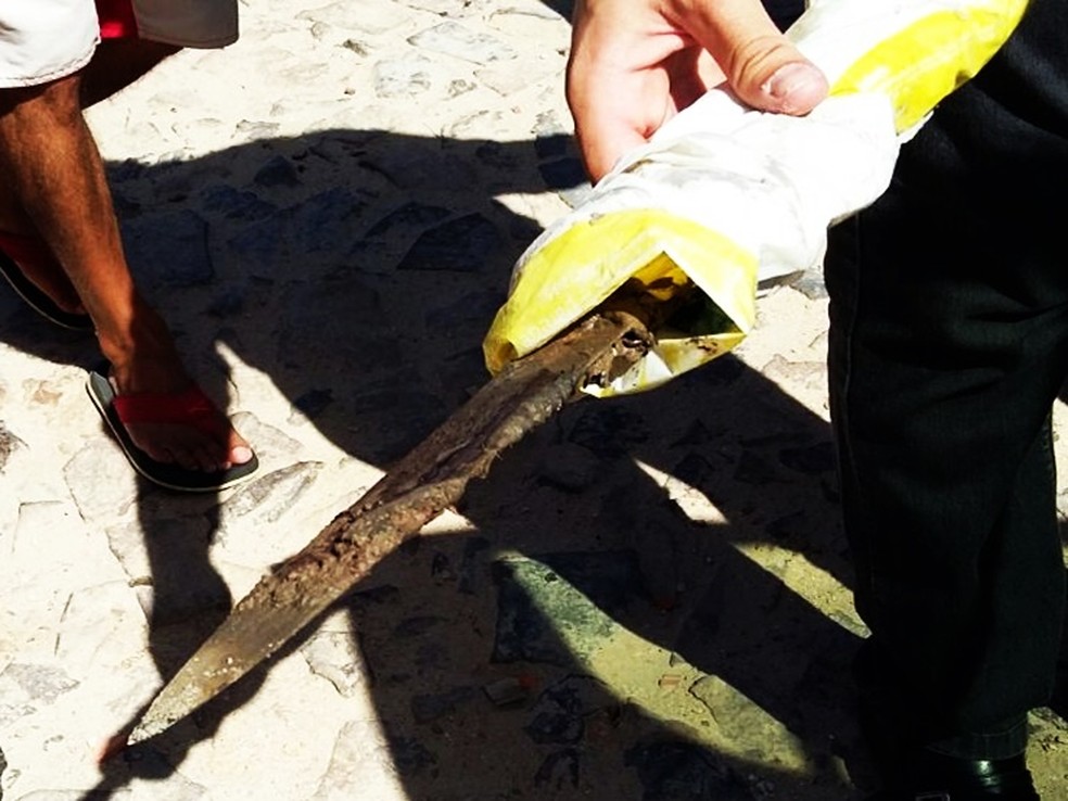 O facão utilizado no crime foi encontrado pela polícia (Foto: Divulgação / Polícia Militar)