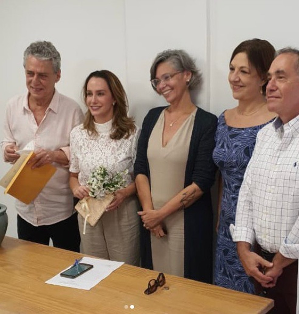 O registro foi feito pelas redes sociais do cartório, que postou duas fotos dos noivos e convidados. — Foto: Redes Sociais: Cartório de Itaipava