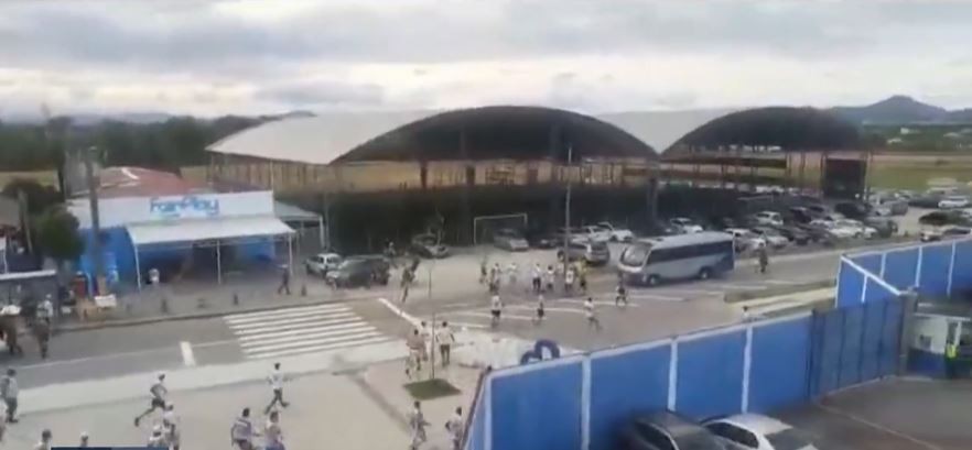 Confusão fora de estádio deixa feridos durante jogo entre Avaí e Joinville em Florianópolis; VÍDEO