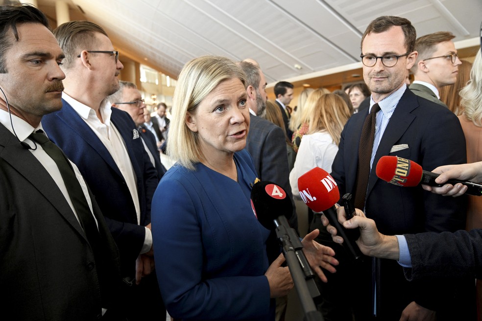A primeira-ministra da Suécia, Magdalena Andersson, dá entrevista antes de o Parlamento sueco discutir a entrada do país na Otan, no dia 16 de maio de 2022 — Foto: Henrik Montgomery/TT News Agency/AFP