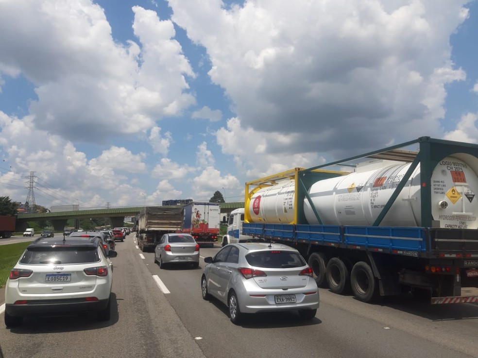 Acidente com van que transportava detentos causa congestionamento na Rodovia Ayrton Senna no trecho de Itaquaquecetuba — Foto: Maiara Barbosa/TV Diário