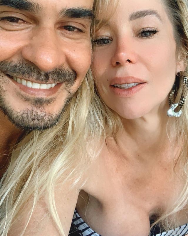 Danielle Winits tem dúvidas sobre selfie com o marido, André Gonçalves (Foto: Reprodução/Instagram)
