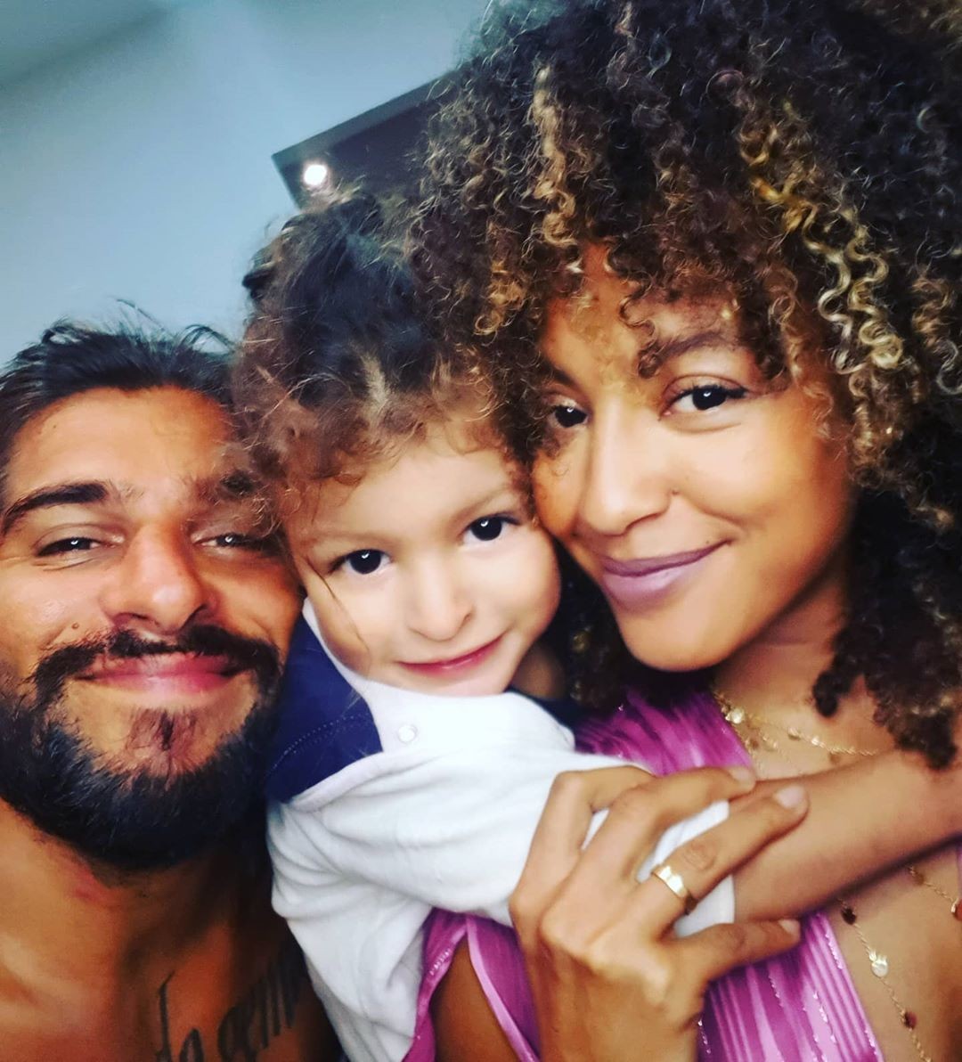 Sheron Menezzes Fala De Semelhanca Em Foto Com O Filho Benjamin E O Marido Saulo Gq Musa