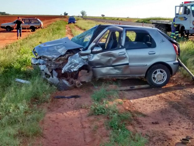 Um dos carros foi parar além do acostamento  (Foto: Arquivo pessoal)