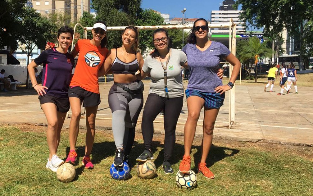 Mulheres se reúnem para jogar bola em praça na Vila Mariana — Foto: Gabriela Gonçalves/G1