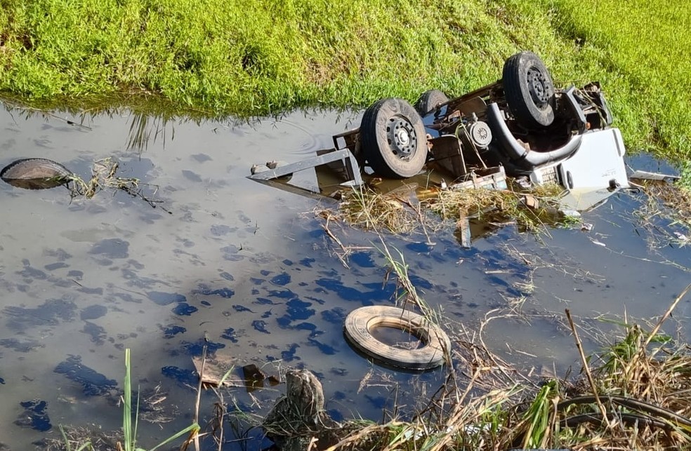 Caminhão cai no Lago de Furnas após batida com outro veículo na MG ...