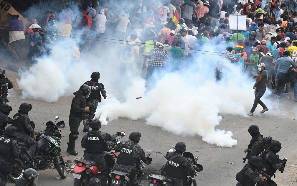 Polícia usa gás lacrimogêneo para dispersar apoiadores de Evo Morales e oposicionistas durante confronto em ruas de Santa Cruz, na Bolívia, na segunda-feira (28) — Foto: Reuters/Rodrigo Urzagasti