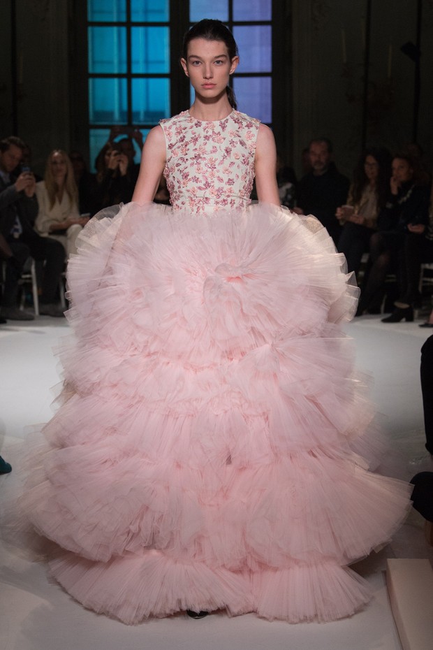 #SuzyCouture Giambattista Valli: Travelling Light - Vogue | en