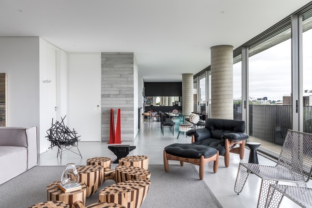 Design brasileiro e arte são as estrelas deste apartamento  (Foto: Eduardo Macarios/Divulgação)
