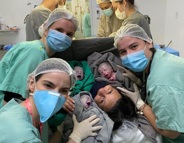 Equipe médica com a mãe e os bebês (Foto: Hospital Maternidade São José)