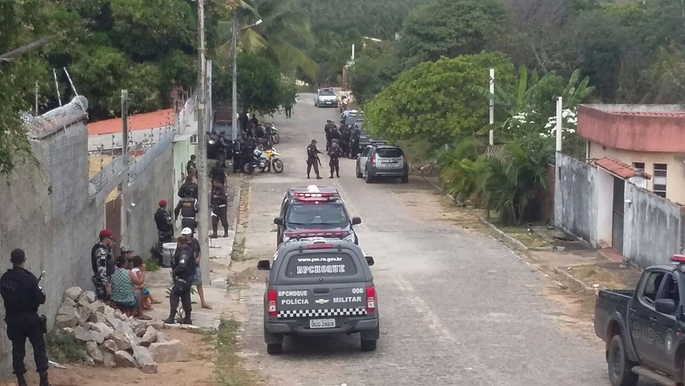 Policia faz cerco em busca de suspeitos em Cotovelo, Parnamirim (Foto: Sérgio Henrique/ Inter TV Cabugi)