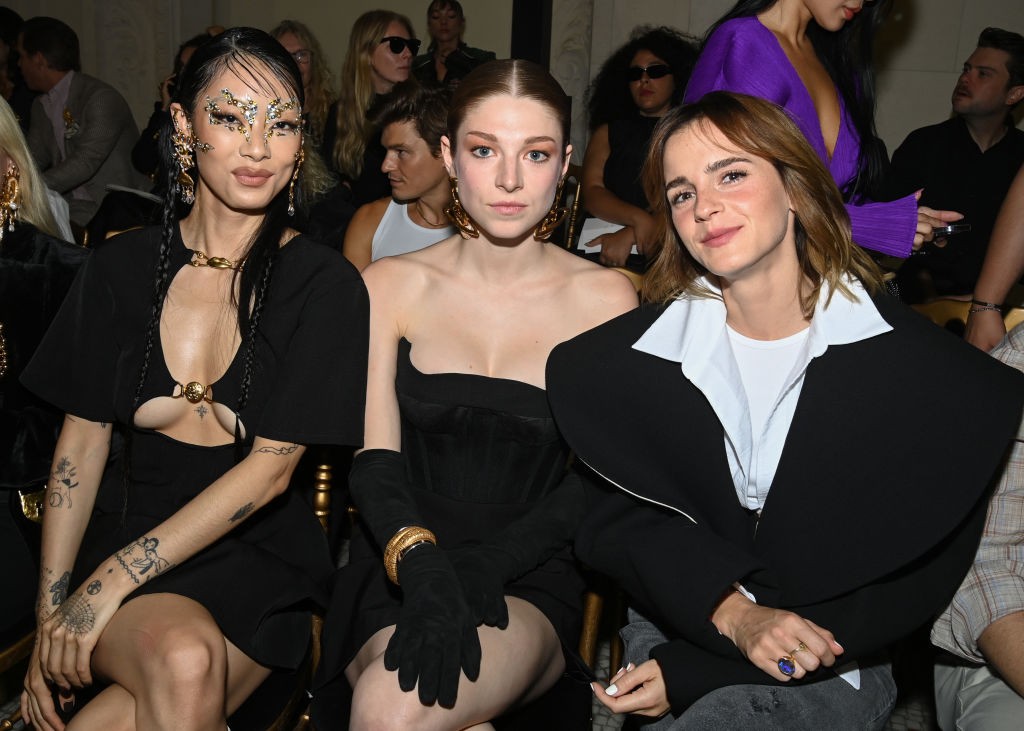 PARIS, FRANCE - JULY 04: (EDITORIAL USE ONLY - For Non-Editorial use please seek approval from Fashion House) (L to R) Rina Sawayama, Hunter Schafer and Emma Watson attend the Schiaparelli Haute Couture Fall Winter 2022 2023 show as part of Paris Fashion  (Foto: Getty Images)