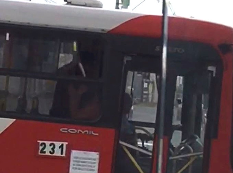 Homem faz mulher refém dentro de ônibus em Campinas — Foto: Redes Sociais