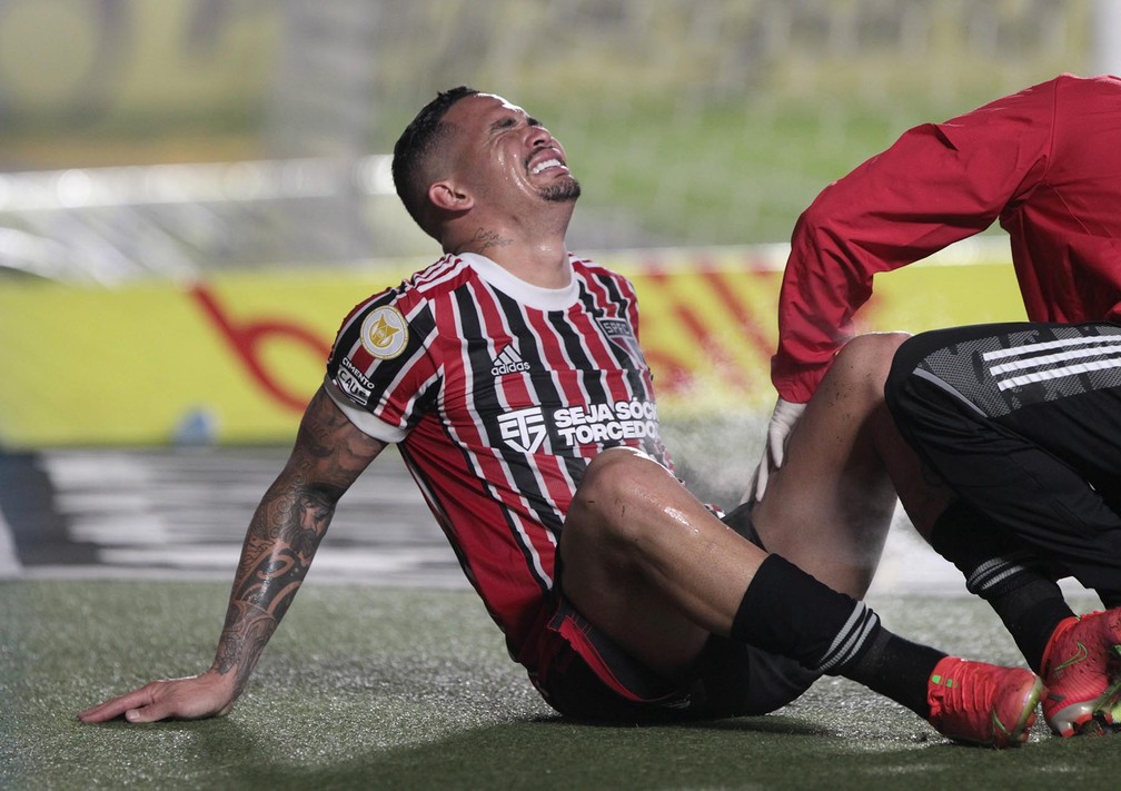 Luciano se machuca no clássico com o Santos, em junho — Foto: Rubens Chiri/saopaulofc