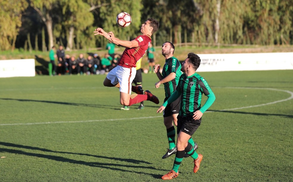 Profeta voa para dominar a bola durante a pré-temporada (Foto: Divulgação/Hebei)