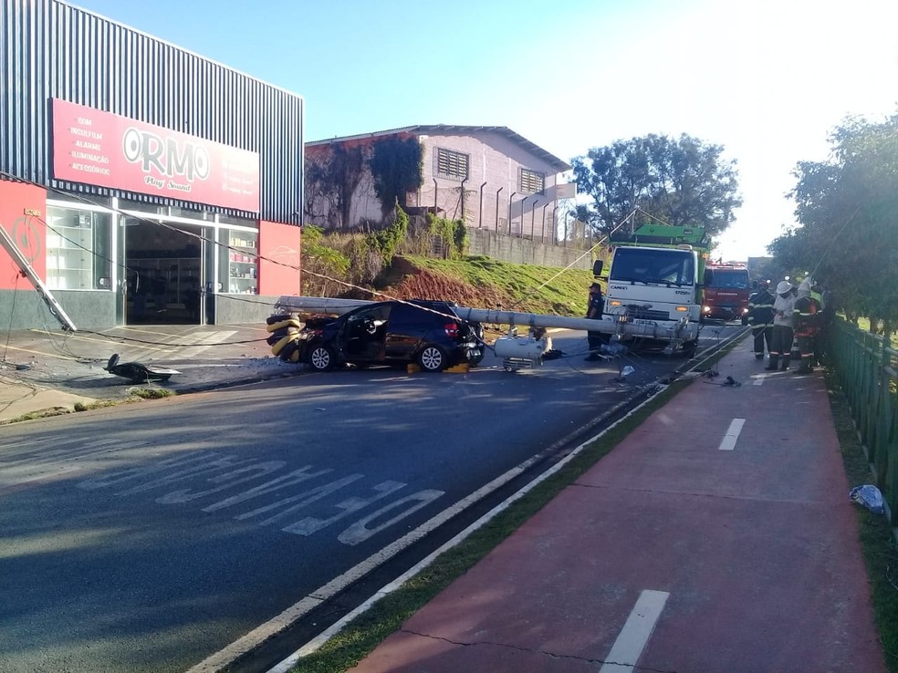 Poste caiu sobre carro em avenida de Itapeva (SP) &mdash; Foto: Itapeva Agora Not&iacute;cias/Divulga&ccedil;&atilde;o