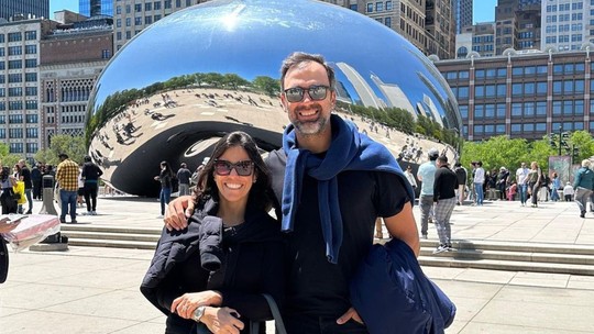 Tadeu Schmidt viaja para Chicago e conhece famosa escultura que reflete prédios da cidade