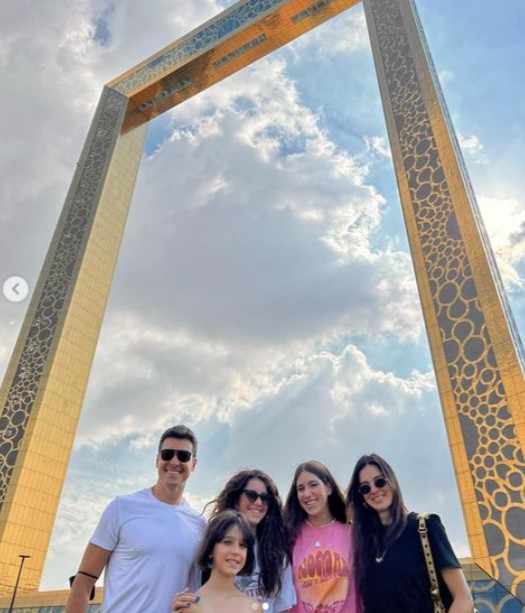 Rodrigo Faro posa com a família em ponto turístico famosos de Dubai (Foto: Reprodução / Instagram)