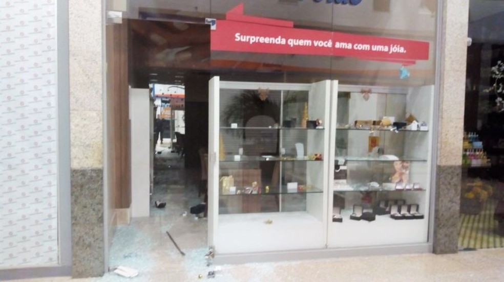Depois de invadirem o shopping, criminosos atiraram nas vidraças da joalheria e saquearam a loja (Foto: PM/Divulgação)