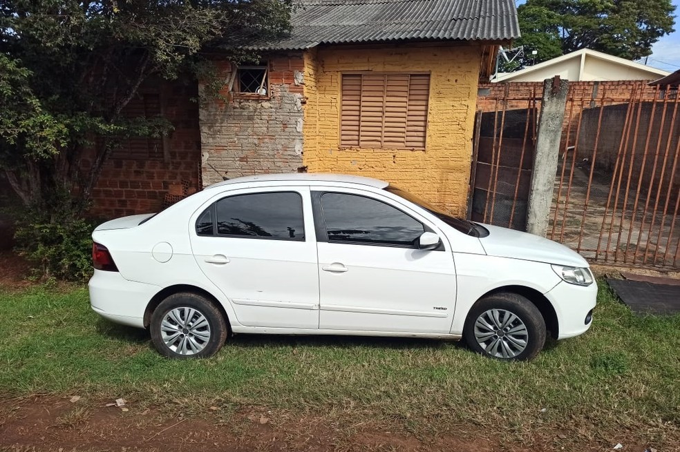 Carro usado por assaltantes para roubar malote com R$ 80 mil em Umuarama foi encontrado abandonado, segundo os policiais — Foto: Divulgação/Polícia Militar