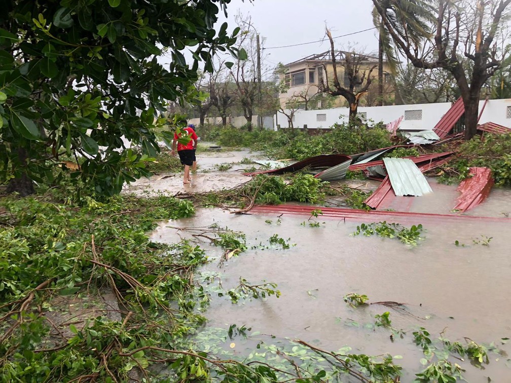 Pessoa atravessa área devastada por ciclone em Beira, em Moçambique — Foto: Jeferson Antônio Miguel / Arquivo Pessoal